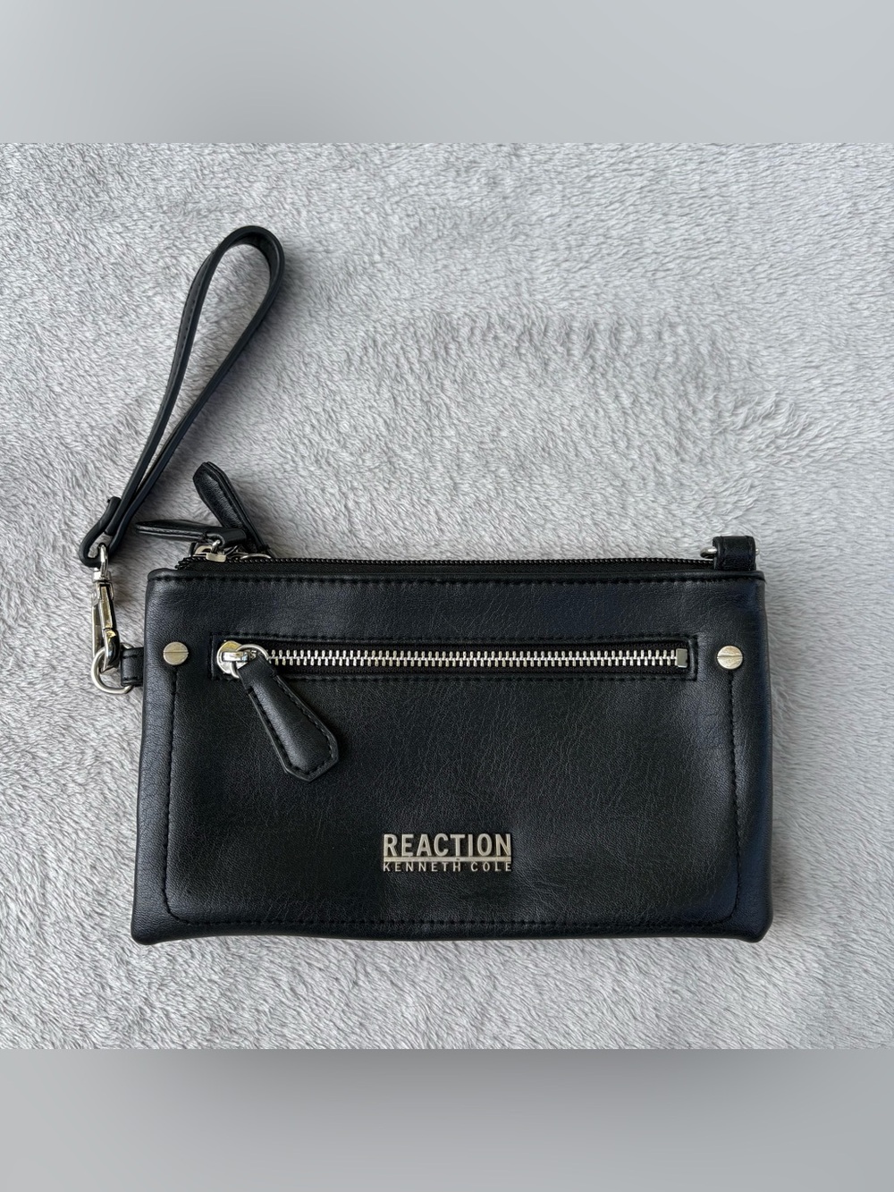 Great condition Kenneth Cole REACTION Crossbody or Wristlet NO SHOULDER STRAP